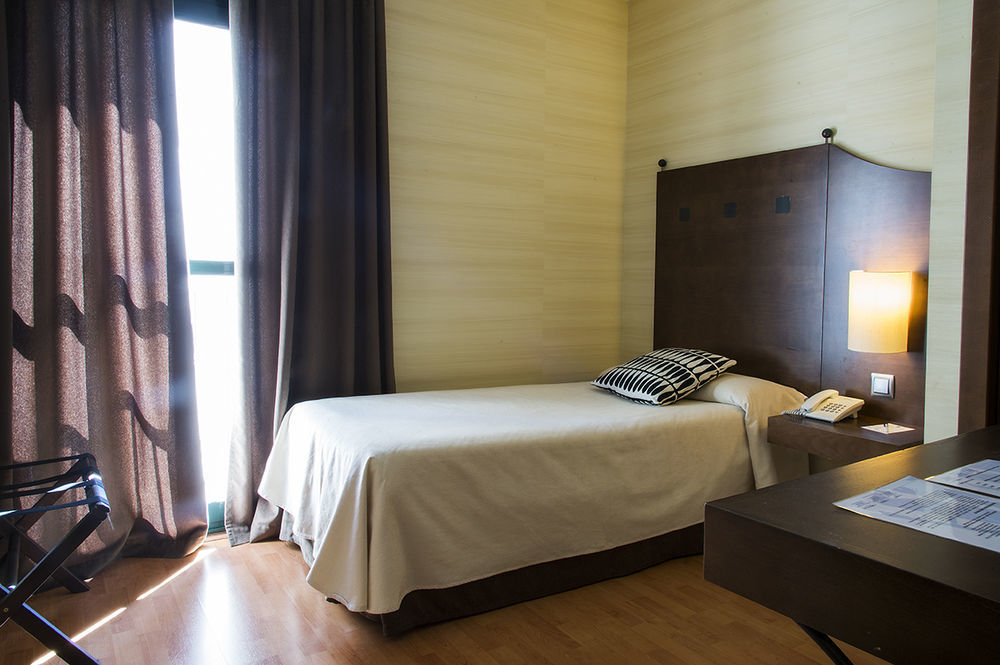 เอ็กเซ อโกรา กาเซเรส Hotel ภายนอก รูปภาพ