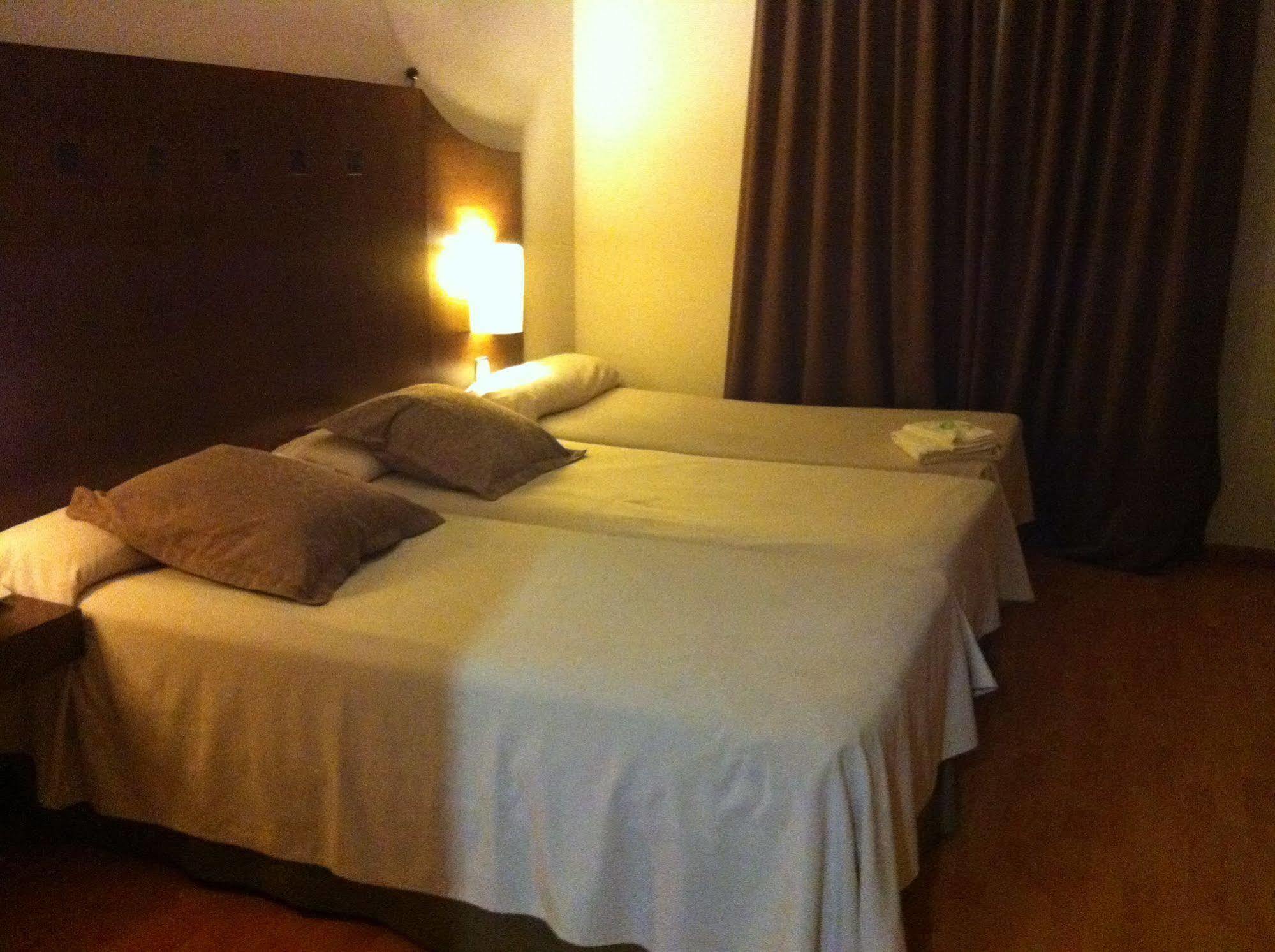 เอ็กเซ อโกรา กาเซเรส Hotel ภายนอก รูปภาพ
